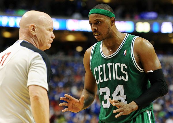立刻以三人